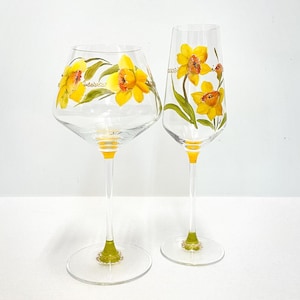 Set of two wine glasses or champagne flutes decorated with daffodils - customizable