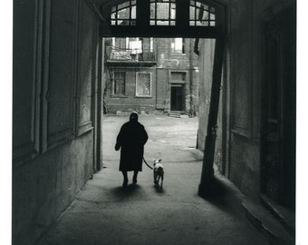 Vieille femme avec un chien (Ukraine, 1980) - épreuve gélatino-argentique en chambre noire 20 x 10 po.