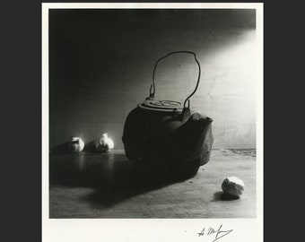 Bouilloire ancienne. Gélatine argentique en chambre noire, impression noir et blanc 20 x 25 cm (20 x 10 po.)