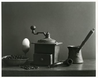 Nature morte au café. Tirage argentique noir et blanc en chambre noire 20 x 10 po.