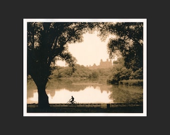 Une vue avec cycliste. 2004. Tirage lithique en chambre noire à la gélatine argentique8x10 pouces