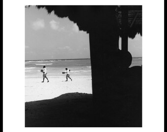 Vendors on the beach (2013). Silver gelatin print