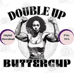 Peut inclure: Illustration en noir et blanc d'une femme fléchissant ses biceps. Le texte "DOUBLE UP BUTTERCUP" est au-dessus d'elle et les textes "Téléchargement numérique" et "PNG SVG" sont de chaque côté d'elle.