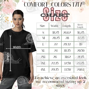 Op de afbeelding: Maattabel voor een T-shirt met afmetingen in inches. De tabel toont de breedte, lengte en mouwlengte voor maten S tot en met 4XL. De tekst "Om een oversized look te krijgen, raden we aan om 2 maten groter te bestellen." staat onderaan de tabel.