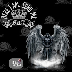 Könnte beinhalten: Digitaler Download einer Illustration eines Engels mit großen Flügeln und einem Schwert, vor einem schwarzen Hintergrund mit Schneckenmotiven. Der Text "HERE I AM, SEND ME" und "ISAIAH 6:8" mit einem Kronen-Design sind enthalten.