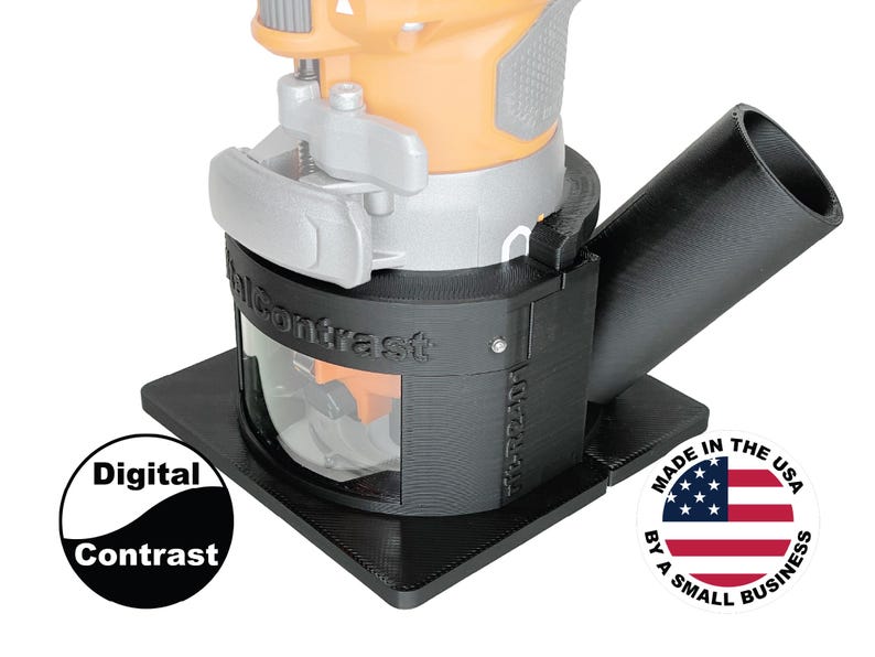 Pu&ograve; includere: Un sistema nero di raccolta della polvere per router con il testo "Digital Contrast" e "Falcon Contrast". Il sistema &egrave; collegato a un elettroutensile arancione e argento. Include un adesivo "Made in the USA by a small business".