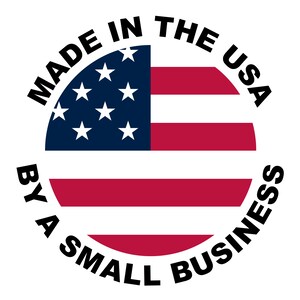 Pu&ograve; includere: Grafica circolare con il design della bandiera americana, che mostra strisce rosse e bianche e un campo blu di stelle. Il testo "MADE IN THE USA" &egrave; arcuato nella parte superiore e "BY A SMALL BUSINESS" &egrave; curvo nella parte inferiore in nero.