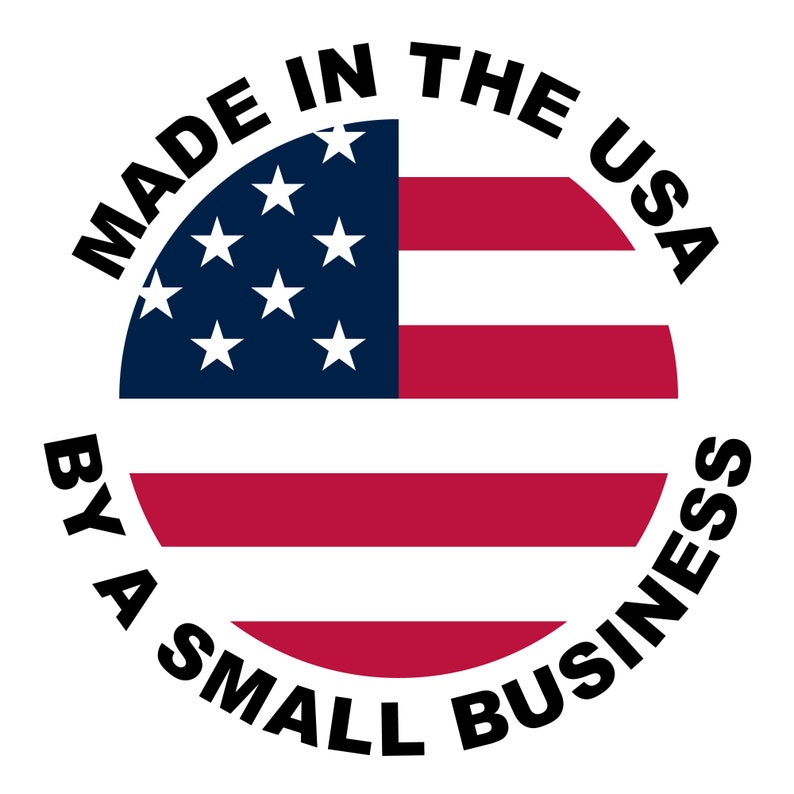 Pu&ograve; includere: Grafica circolare con il design della bandiera americana, che mostra strisce rosse e bianche e un campo blu di stelle. Il testo "MADE IN THE USA" &egrave; arcuato nella parte superiore e "BY A SMALL BUSINESS" &egrave; curvo nella parte inferiore in nero.