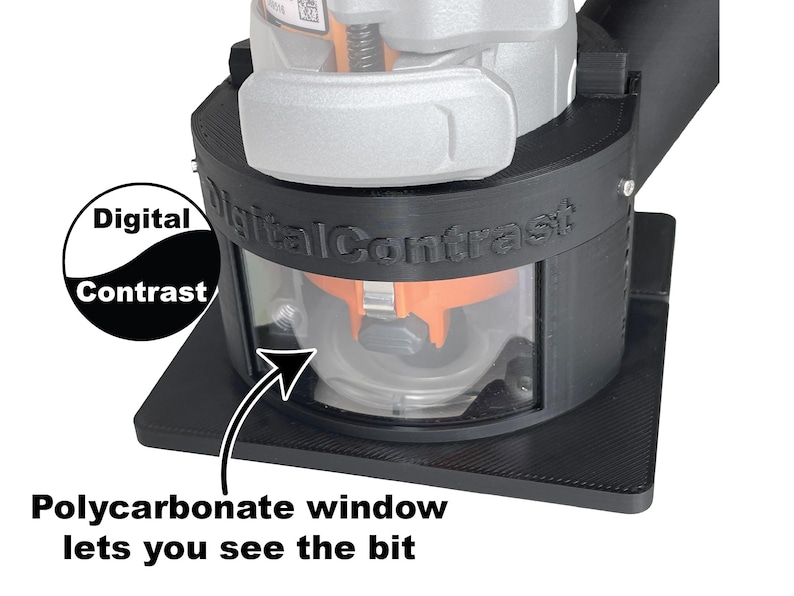 Pu&ograve; includere: Base per router Digital Contrast nera con finestra in policarbonato trasparente. Il testo "Digital Contrast" &egrave; stampato sul lato. &Egrave; visibile anche il testo "Polycarbonate window lets you see the bit".