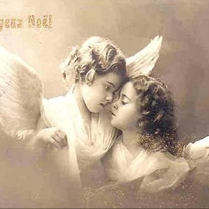 Può includere: Immagine vintage in tonalità seppia di due figure angeliche con ali, che si abbracciano. Il testo "Joyeux Noël" è visibile in alto. L'immagine evoca nostalgia e allegria festosa.