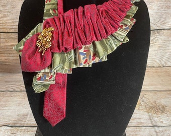 Collier cravate en soie de créateur vert, rouge et bleu ~ accessoires de mode ~ broche en or vintage ~ trouvaille unique ~ écharpe en soie ~ cravates recyclées