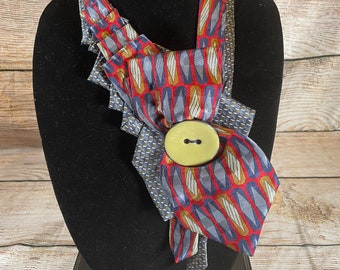 Collier cravate en soie rouge, bleu et vert olive de créateur ~ Collier tendance ~ trouvaille unique ~ Accessoires de mode ~ Cravates recyclées