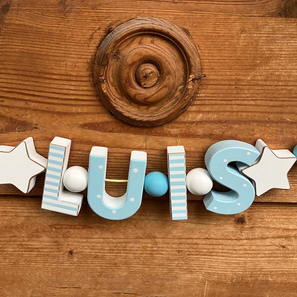 LUIS Nom Collier Personnalisé NURSERY Porte Lettres en bois Baptême Décoration Garçon Bébé Bleu NOM Lettre Chaîne Cadeau de naissance