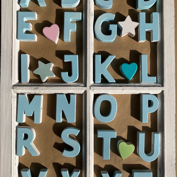 DEKO HOLZBUCHSTABEN Hellblau Holz Buchstaben mit Bohrung DIY Wanddeko Tür Loch 6,5 cm Buchstabenkette zum Aufhängen Fädeln