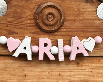 ARIA  Rosa Namenskette Personalisiert KINDERZIMMER Tür Holzbuchstaben Taufe Deko Baby NAME Buchstabenkette Geburtsgeschenk