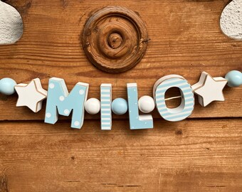 MILO Namenskette Personalisiert KINDERZIMMER Tür Holzbuchstaben Taufe Deko Junge Baby Blau NAME Buchstabenkette Geburtsgeschenk