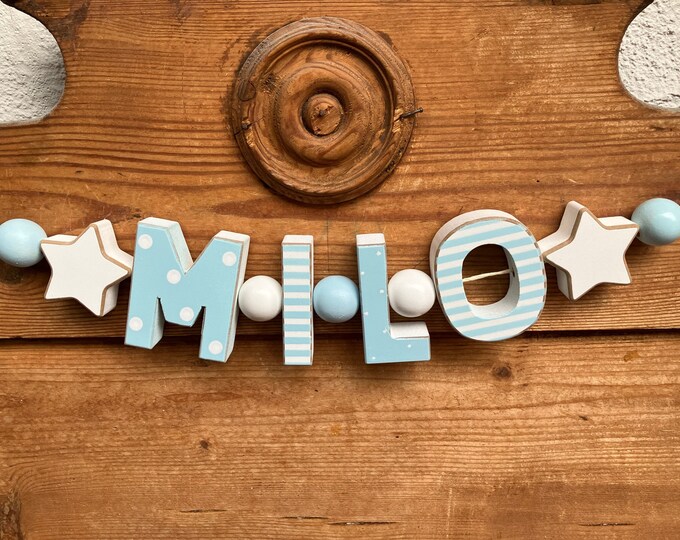 MILO Namenskette Personalisiert KINDERZIMMER Tür Holzbuchstaben Taufe Deko Junge Baby Blau NAME Buchstabenkette Geburtsgeschenk