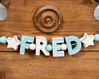 FRED Namenskette Personalisiert KINDERZIMMER Tür Holzbuchstaben Taufe Deko Junge Baby Blau NAME Buchstabenkette Geburtsgeschenk