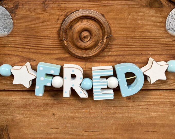 FRED Namenskette Personalisiert KINDERZIMMER Tür Holzbuchstaben Taufe Deko Junge Baby Blau NAME Buchstabenkette Geburtsgeschenk