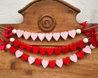 MUTTERTAG Herzgirlande HERZEN rosa rot Girlande HOLZHERZ Wimpelkette Herzkette Hochzeit Herz aus Holz Herz zum Fädeln