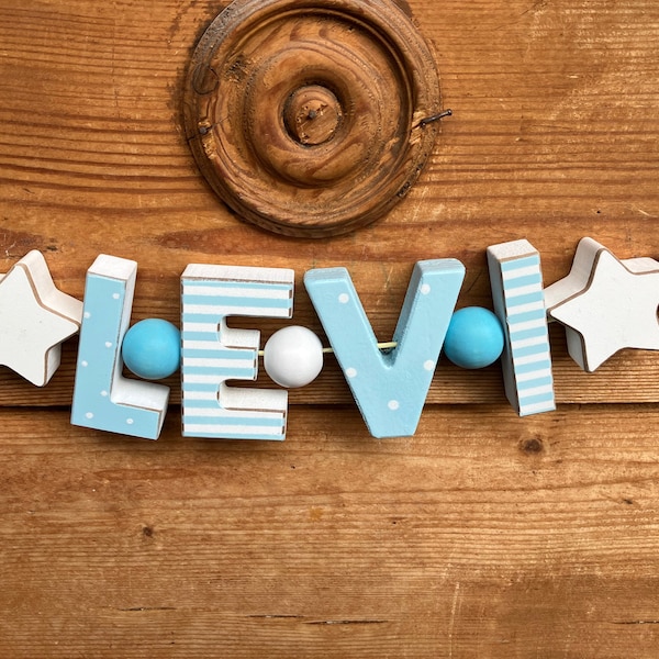 LEVI Nom Collier Personnalisé CHAMBRE ENFANTS Porte Lettres en bois Baptême Décoration Garçon Bébé Bleu NOM Lettre Chaîne Cadeau de naissance