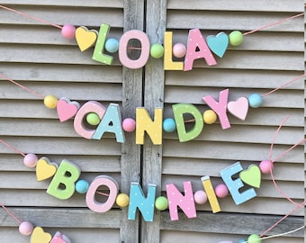GIRLANDE Buchstabenkette HOCHZEIT TAUFE Namenskette Sweets Pastellfarben Bonbon Holzbuchstaben Personalisiert Baby Name Deko Kinderzimmerer