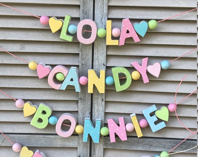 GIRLANDE Buchstabenkette HOCHZEIT TAUFE Namenskette Sweets Pastellfarben Bonbon Holzbuchstaben Personalisiert Baby Name Deko Kinderzimmerer