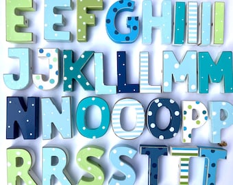 HOLZBUCHSTABEN MARITIM Blau Grün Holz Buchstaben Buchstabenkette Bohrung DIY Kinderzimmer Tür Loch 6,5 cm Aufhängen Fädeln