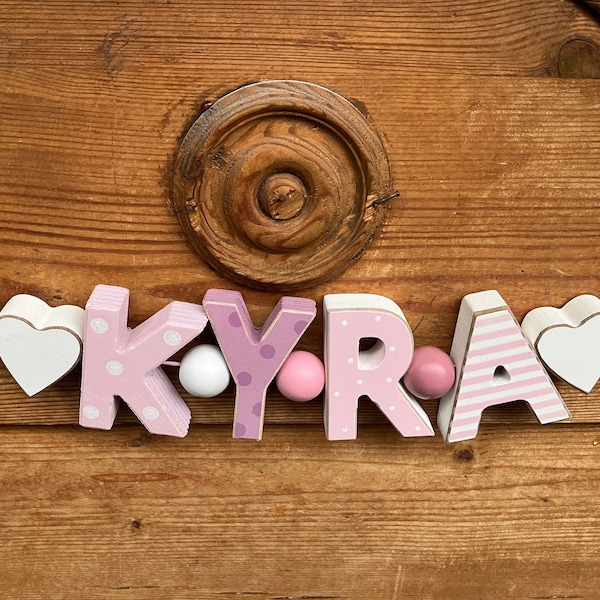 KYRA Rosa Lila Namenskette aus Holz Personalisiert KINDERZIMMER Tür Holzbuchstaben Taufe Deko Baby NAME Buchstabenkette Geburtsgeschenk