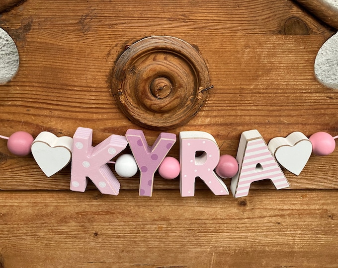 KYRA Rosa Lila Namenskette aus Holz Personalisiert KINDERZIMMER Tür Holzbuchstaben Taufe Deko Baby NAME Buchstabenkette Geburtsgeschenk