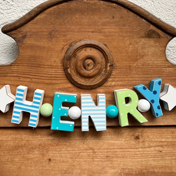 HENRY Namenskette Personalisiert KINDERZIMMER Tür Holzbuchstaben Taufe Deko Junge Baby Blau Grün NOM Buchstabenkette Geburtsgeschenk