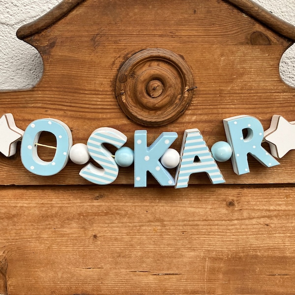 OSKAR Namenskette Personalisiert KINDERZIMMER Tür Holzbuchstaben Taufe Deko Junge Baby Blau NOM Buchstabenkette Geburtsgeschenk