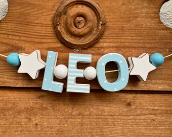 LEO Namenskette Personalisiert KINDERZIMMER Tür Holzbuchstaben Taufe Deko Junge Baby Blau NAME Buchstabenkette Geburtsgeschenk