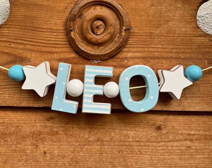 LEO Namenskette Personalisiert KINDERZIMMER Tür Holzbuchstaben Taufe Deko Junge Baby Blau NAME Buchstabenkette Geburtsgeschenk