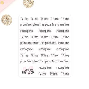 Peut inclure: Feuille d'autocollants blancs avec des étiquettes de texte pour la planification. Les étiquettes incluent "TV time", "phone time" et "reading time". La feuille présente également le logo "Paisley Prints Co.". Fleurs roses et confettis dorés en arrière-plan.