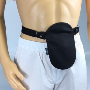 Petite couverture noire de sac de poche de marque d'urostomie de colostomie de stomie noire - s'enclenche - pour une utilisation avec les pochettes de marque ConvaTec et Hollister