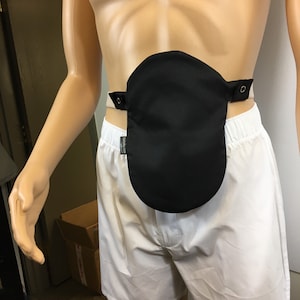 Housse noire pour sac de colostomie pour stomie - s'enclenche - à utiliser avec les pochettes de marque ConvaTec et Hollister