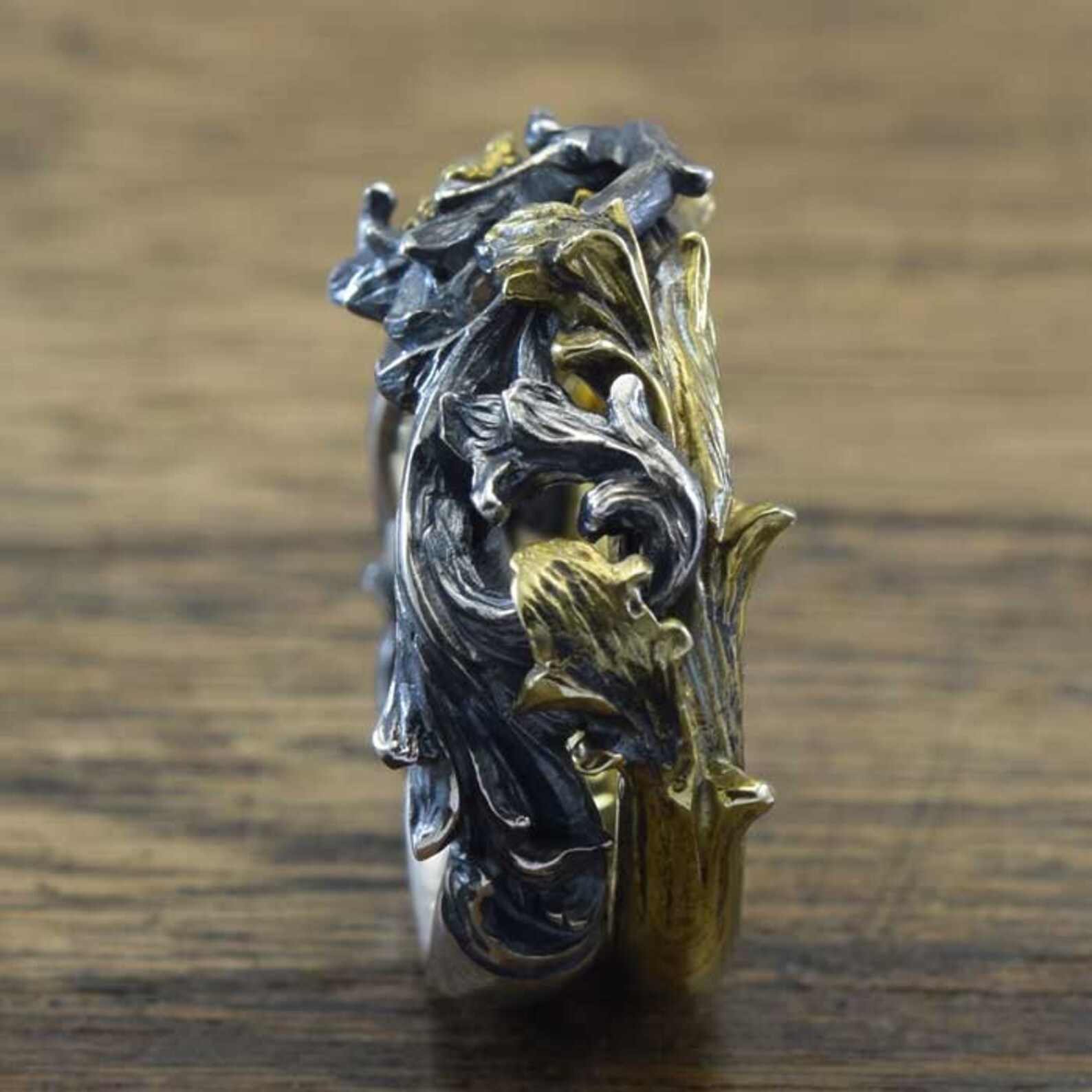Gothic Ring Handen In Hartvorm