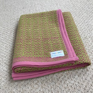 Manta bebé tejida a mano en rosa brillante y verde lima 100% algodón suave. Listo para enviar.