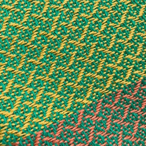 Manta bebé verde esmeralda y amarillo caléndula, regazo, cuna, portador o cochecito Tejido a mano en algodón 100% suave. Listo para enviar.