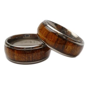 Gebogene Oberseite Edelstahl Comfort Fit Natürliches Hawaii Koa Holz Inlay Hawaiian Bequeme Passform Ringbreite: 6 mm, Größen 5-14