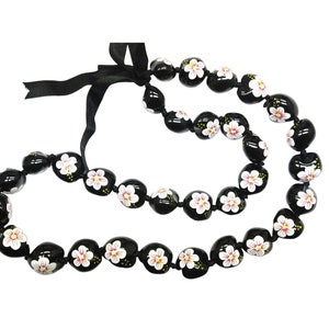 Colar de lei havaiano polinésio com padrão de hibisco branco pintado à mão, símbolo da beleza, nozes amarradas, fita
