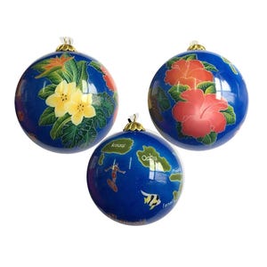 Handgeschilderde hibiscus plumeriabloem Hawaii staat kaart surfer vis dolfijn oceaanbol ontwerp kerstversiering huis accentornament