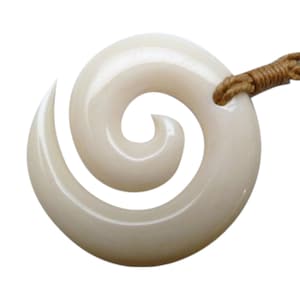 Hawaii Hand geschnitzte Büffelknochen Spiralform Koru Farn Anhänger Verstellbare Hanfschnur Seil Choker Halskette Design von Maori Tribe Neuseeland