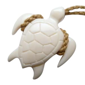 Pendentif Honu tortue de mer texturé en os de buffle naturel sculpté à la main, cordon de chanvre marron réglable noué, collier style maori/hawaï, tour de cou