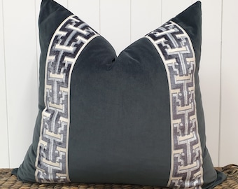 Coussin en velours Greek Key, oreiller en velours gris ardoise, garniture en velours coupe clé grecque