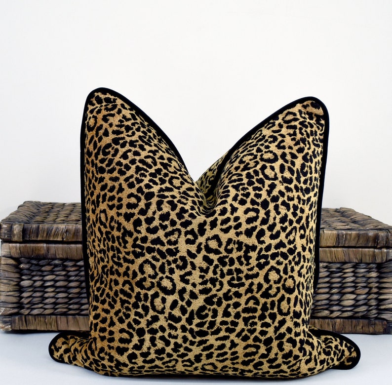 Housses de coussin léopard noir et or Chenille imprimé animal léopard oreiller noir velours chinoiserie chic décor à la maison image 1