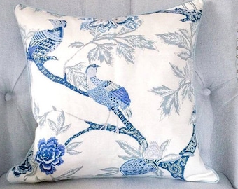 Housse de coussin chinoiserie bleue, coussin hamptons bleu et crème, coussin oiseau chinoiserie, grues, jeté Schumacher