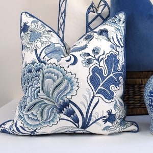 Funda de cojín clásico floral azul estilo Hampton, funda de almohada floral jacobea, decoración costera para el hogar azul y blanco roto