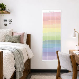 Väggkalender: Helårskalender med vertikal planering, tonad färg måndag/söndag start